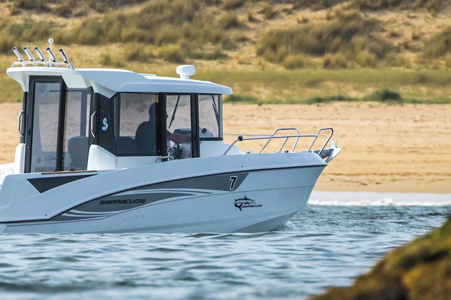 Snapshot where you can see a Beneteau Barracuda 7 sailing